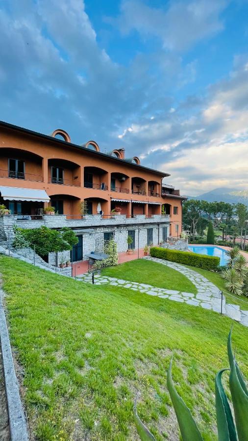 Vista lago, piscina e campo da tennis Mezzegra Esterno foto