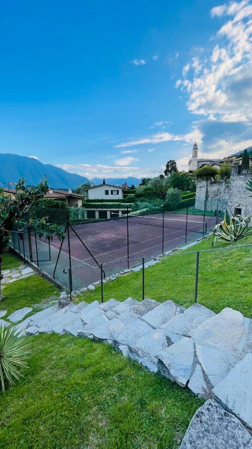 Vista lago, piscina e campo da tennis Mezzegra Esterno foto