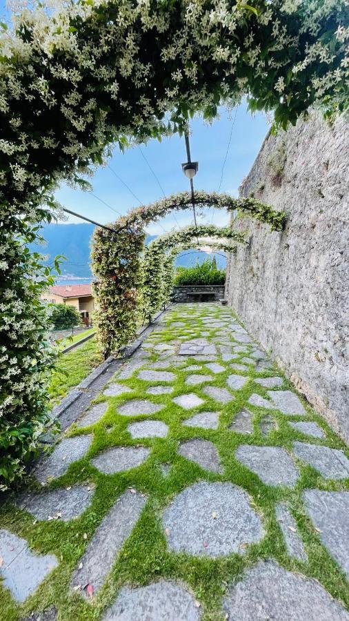 Vista lago, piscina e campo da tennis Mezzegra Esterno foto