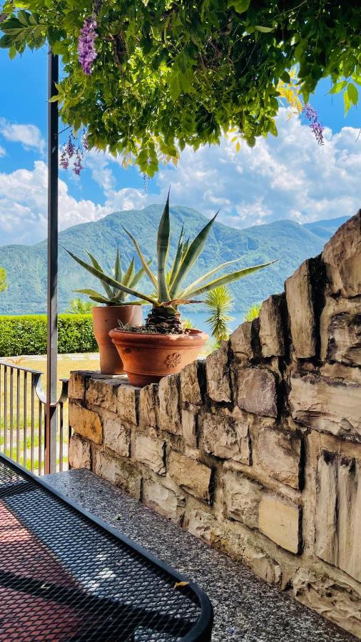Vista lago, piscina e campo da tennis Mezzegra Esterno foto