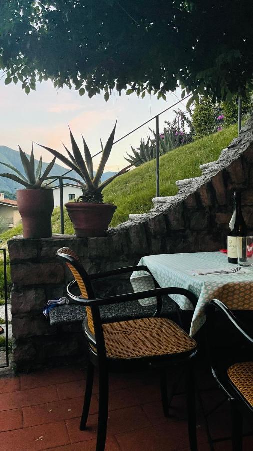Vista lago, piscina e campo da tennis Mezzegra Esterno foto