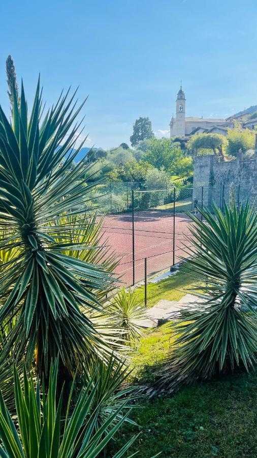 Vista lago, piscina e campo da tennis Mezzegra Esterno foto