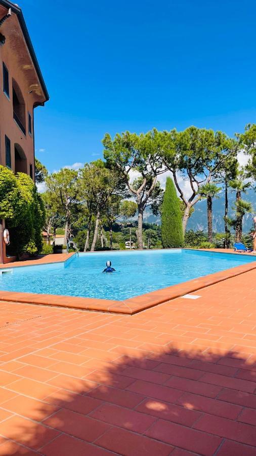 Vista lago, piscina e campo da tennis Mezzegra Esterno foto