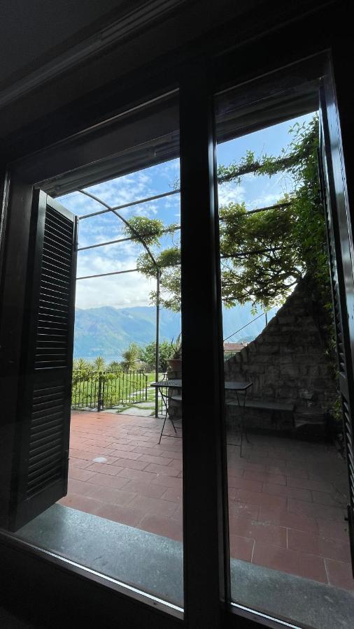 Vista lago, piscina e campo da tennis Mezzegra Esterno foto