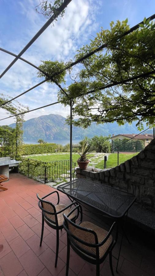 Vista lago, piscina e campo da tennis Mezzegra Esterno foto
