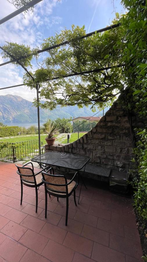 Vista lago, piscina e campo da tennis Mezzegra Esterno foto